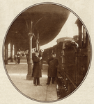 300211 Afbeelding van de perronchef die het vertreksein geeft voor een trein op het Centraal Station (Stationsplein) te ...